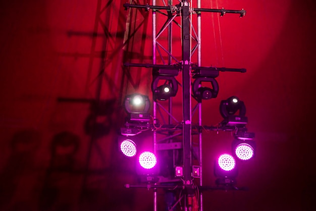 Vista ad angolo basso di una lampada illuminata appesa di notte