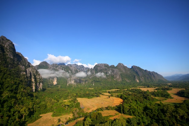 Vista ad una catena montuosa con la nebbia di mattina in una valle della montagna in Vang Vieng, Laos