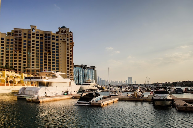 Vista aerea a Dubai Palm Island. Paesaggio di ville e yacht.