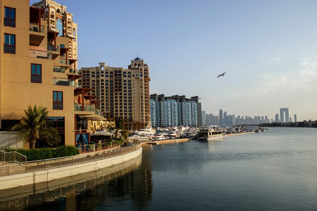 Vista aerea a Dubai Palm Island. Paesaggio di ville e yacht.