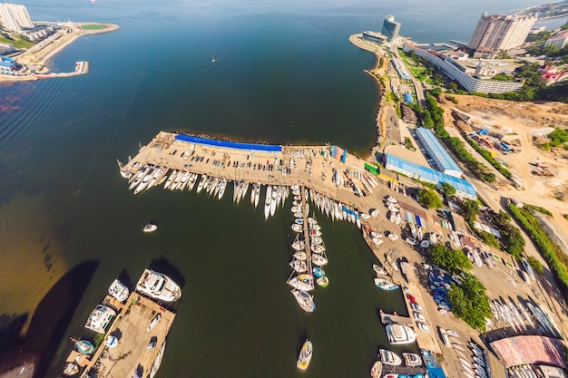 Vista aerea a volo d'uccello del drone della bellissima barca a vela viola che naviga nel mare aperto dell'Egeo