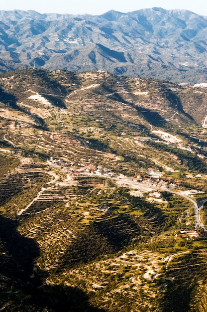 Vista aerea ai campi dell'azienda agricola davanti alle montagne nebbiose