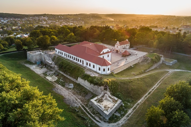 Vista aerea al tramonto di un castello di Zbarazh nella città di Zbarazh nella regione di Ternopil in Ucraina