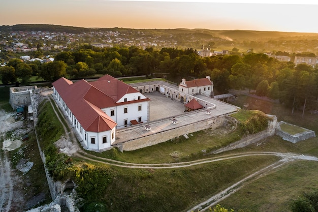 Vista aerea al tramonto di un castello di Zbarazh nella città di Zbarazh nella regione di Ternopil in Ucraina