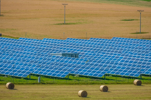 Vista aerea alla centrale elettrica solare. Tema delle risorse rinnovabili industriali.