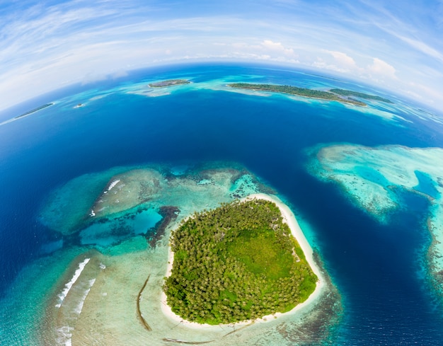 Vista aerea Arcipelago tropicale Indonesia, spiaggia della barriera corallina di Sumatra delle isole Banyak