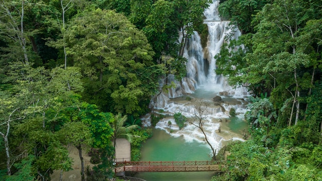 Vista aerea Cascata Tat Kuang Si a Luang Prabang Laos Bella cascata nella foresta pluviale tropicale giungla e ponte di legno a Tat Kuang Si Luang Prabang Laos