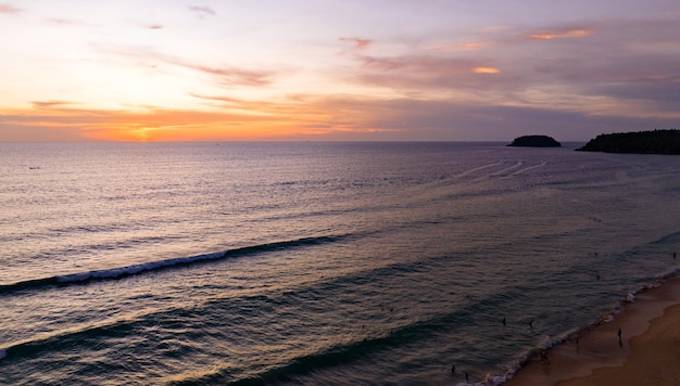 Vista aerea cielo al tramonto Natura bella luce Tramonto o alba sul mare Scenario maestoso drammatico colorato Cielo con incredibili nuvole e onde nel cielo al tramonto sfondo di nuvole di luce dorata