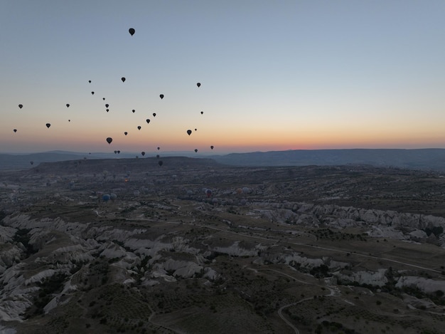 Vista aerea cinematografica di un palloncino ad aria calda colorato che vola sopra la Cappadocia