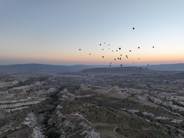 Vista aerea cinematografica di un palloncino ad aria calda colorato che vola sopra la Cappadocia