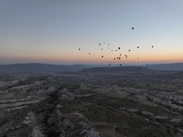Vista aerea cinematografica di un palloncino ad aria calda colorato che vola sopra la Cappadocia