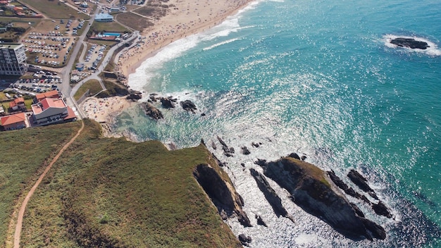 Vista aerea con drone al mare a Valdoviño, Ferrol, Galizia, Spagna.