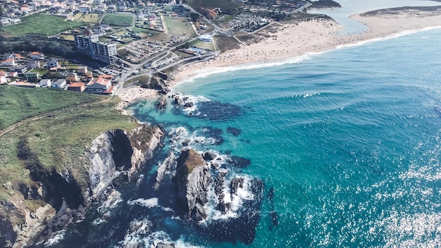 Vista aerea con drone al mare a Valdoviño, Ferrol, Galizia, Spagna.