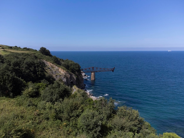 Vista aerea con drone del vecchio bacino di carico del minerale abbandonato