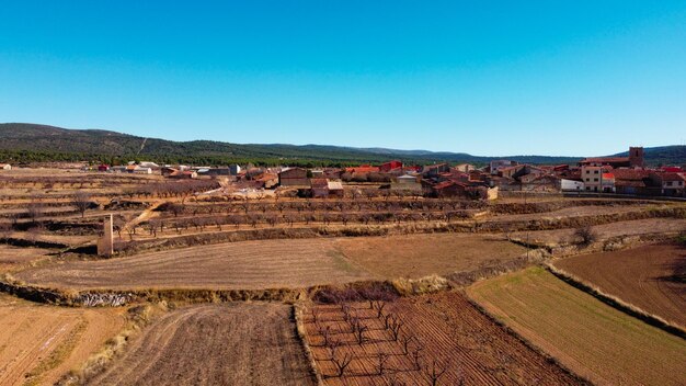 Vista aerea con drone di una città in Spagna puoi vedere campi e una strada