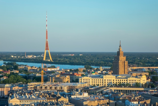 Vista aerea da drone a Riga Radio e TV Tower Academy of Sciences e fiume Daugava in una giornata di sole estivo. Riga, Lettonia.