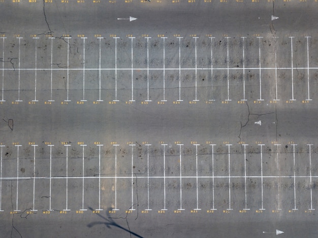 Vista aerea da droni volanti a contrassegni di parcheggio con posti numerati. Sfondo di parcheggio. Vista dall'alto