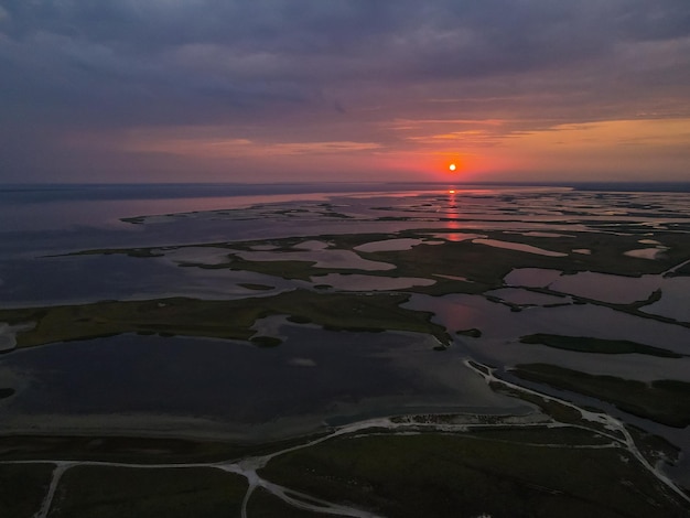 Vista aerea da un drone al tramonto sui laghi all'aperto