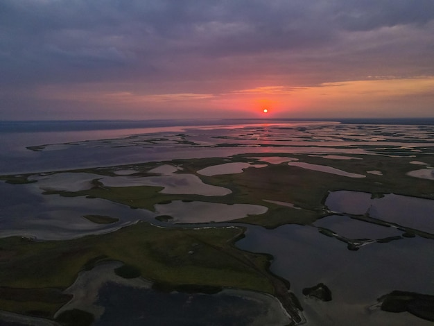 Vista aerea da un drone al tramonto sui laghi all'aperto