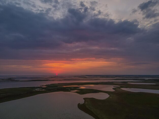 Vista aerea da un drone al tramonto sui laghi all'aperto