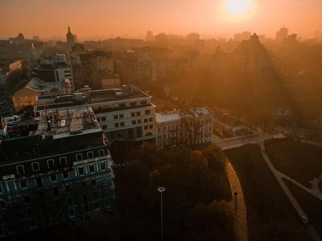 Vista aerea da un drone della chiesa di Sant'Andrea a Kiev in autunno al tramonto