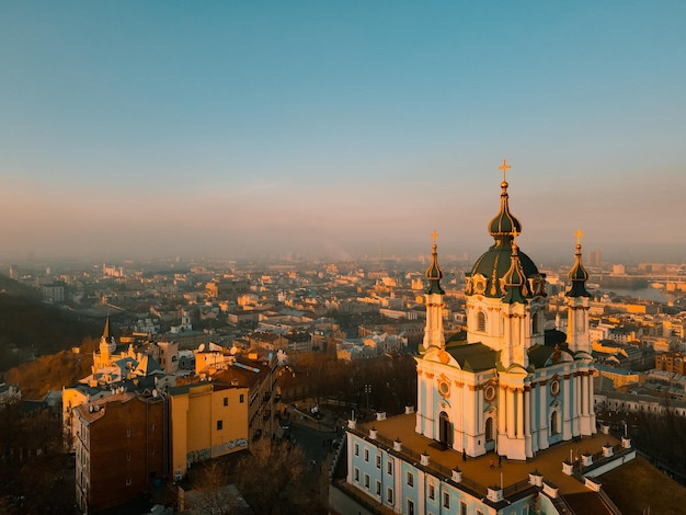 Vista aerea da un drone della chiesa di Sant'Andrea a Kiev in autunno al tramonto