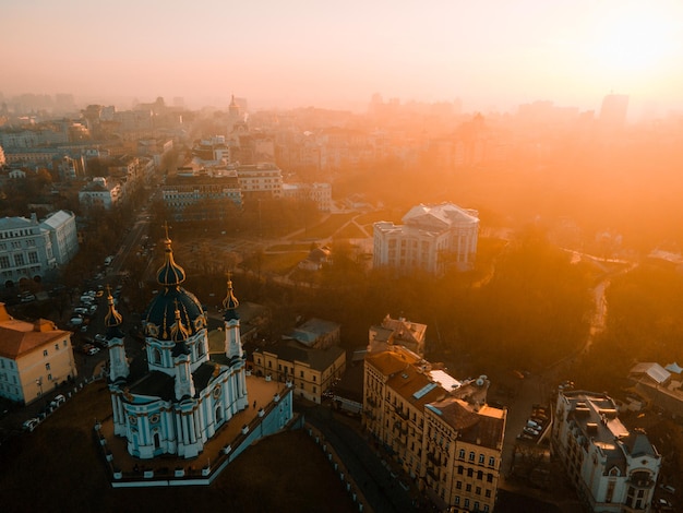 Vista aerea da un drone della chiesa di Sant'Andrea a Kiev in autunno al tramonto