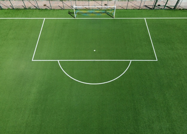 Vista aerea da un drone di un campo di calcio o di calcio verde vuoto