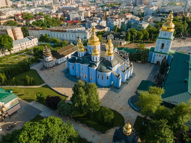 Vista aerea da un drone st michaels monastero dorato a kyiv