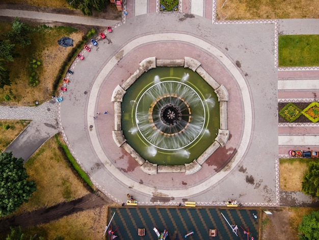 Vista aerea da un parco sovietico di droni con un monumento aeroplano