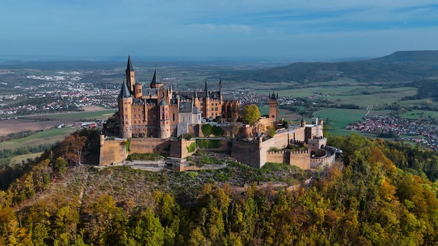 Vista aerea dal drone del castello medievale degli Hohenzollern in cima alla collina in autunno Baden-Wurttemberg Germania