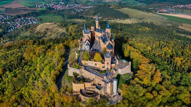 Vista aerea dal drone del castello medievale degli Hohenzollern in cima alla collina in autunno Baden-Wurttemberg Germania