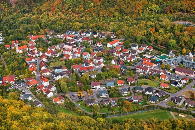 Vista aerea dal drone del paesaggio autunnale delle montagne della valle della foresta autunnale del Baden-Württemberg Germania