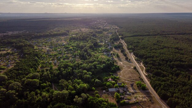 Vista aerea dal drone della bellissima campagna con nuvole Campi verdi alberi cielo blu