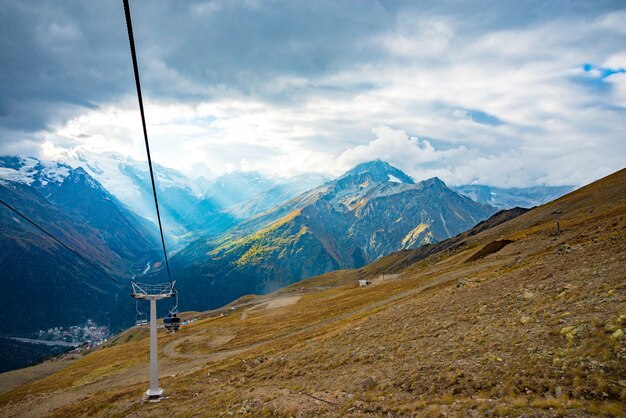 Vista aerea dal drone. Funicolare in montagna Paesaggi di montagna estivi di Karachay Cherkessia, Dombay, Caucaso occidentale.