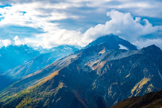 Vista aerea dal drone. Paesaggi di montagna estivi di Karachay Cherkessia, Dombay, Caucaso occidentale.