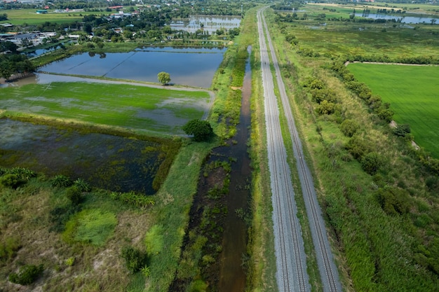 Vista aerea dal drone volante dei binari ferroviari