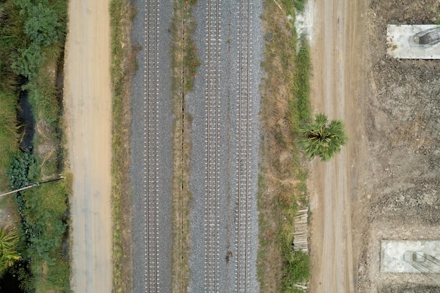 Vista aerea dal drone volante dei binari ferroviari