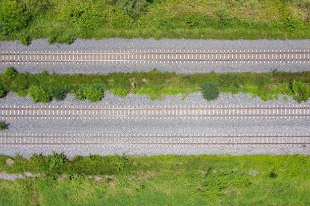 Vista aerea dal drone volante dei binari ferroviari