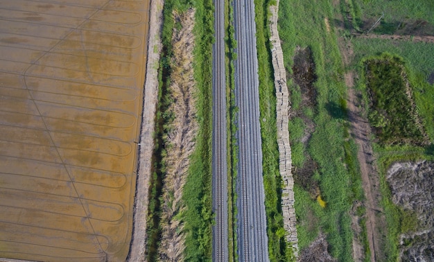 vista aerea dal drone volante di binari ferroviari, treno