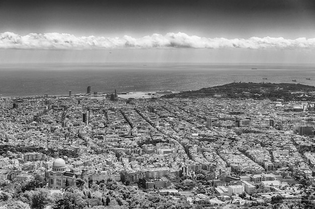 Vista aerea dal monte Tibidabo su Barcellona Catalonia Spagna