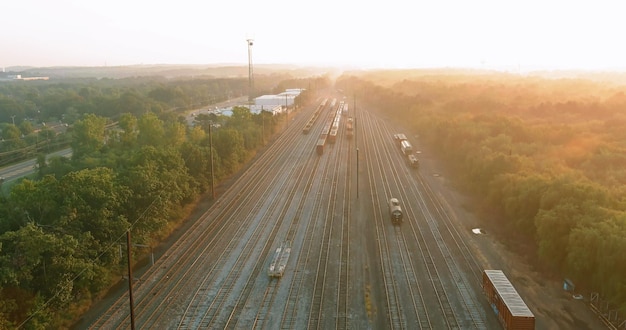 Vista aerea dall'alto con la ferrovia in movimento sulle linee principali al tramonto