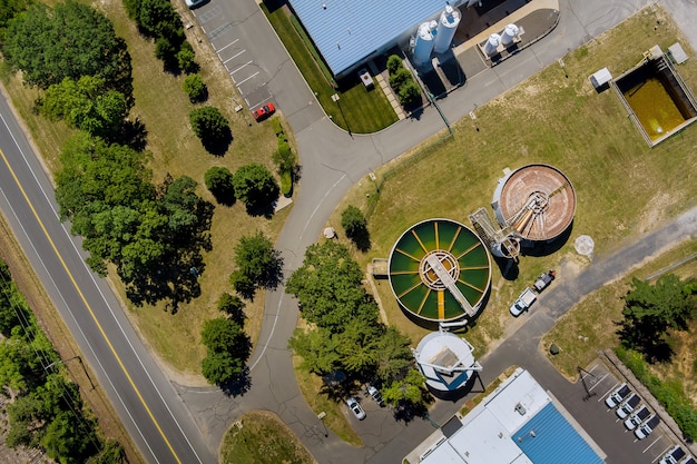 Vista aerea dall'alto degli impianti di trattamento dell'acqua potabile per la grande città dalla gestione dell'acqua