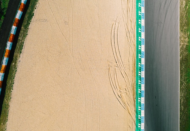 Vista aerea dall'alto del drone di una pista da corsa con curve strette e tornanti