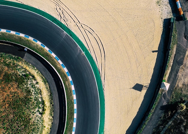 Vista aerea dall'alto del drone di una pista da corsa con curve strette e tornanti