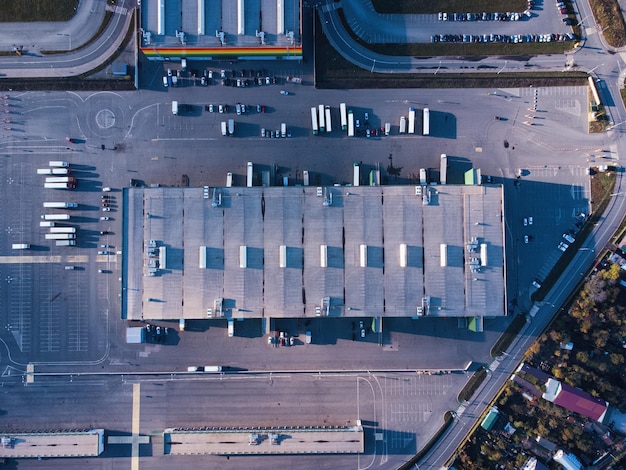 Vista aerea dall'alto del magazzino portuale e dei camion con semirimorchi.