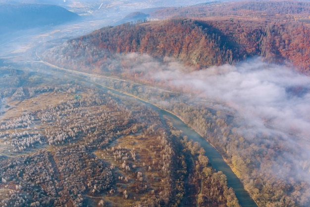 Vista aerea dall'alto del paesaggio montano panoramico della foresta gelida del mattino