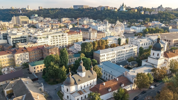 Vista aerea dall'alto del paesaggio urbano di Kiev sul fiume Dnieper e sullo skyline del distretto storico di Podol dall'alto
