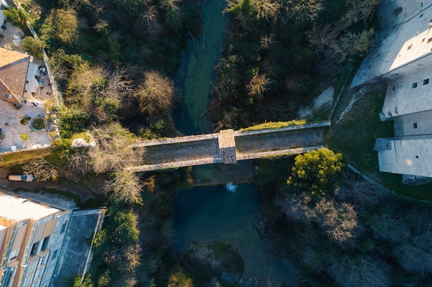 Vista aerea dall'alto del ponte di Cecco