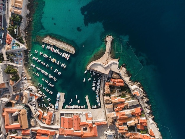 Vista aerea dall'alto del porto della città di Dubrovnik sul mare Adriatico con yacht e barche nella regione della Dalmazia Croazia Popolare destinazione estiva